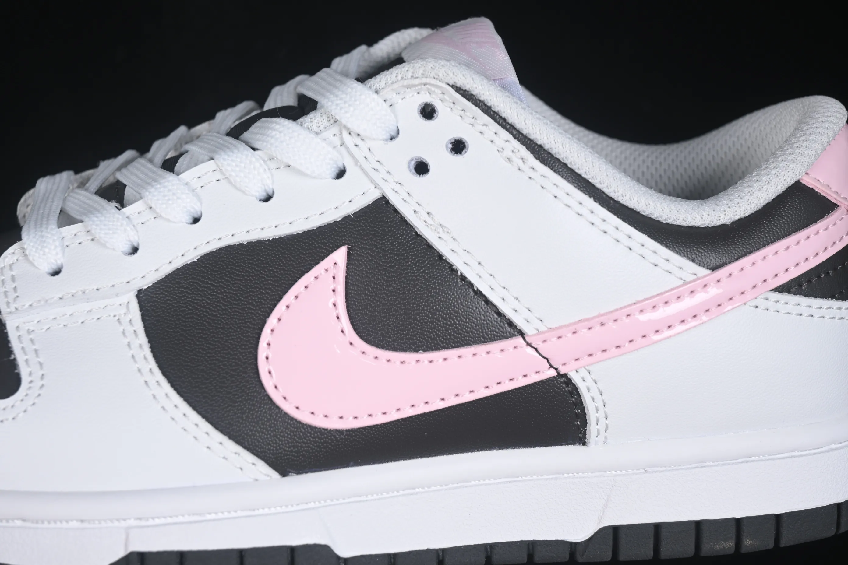 All categories Nk SB Dunk series Nk SB Dunk Low low-top sneakers Nike SB Dunk Low white, black and pink low-top casual sneakers IB8510-100